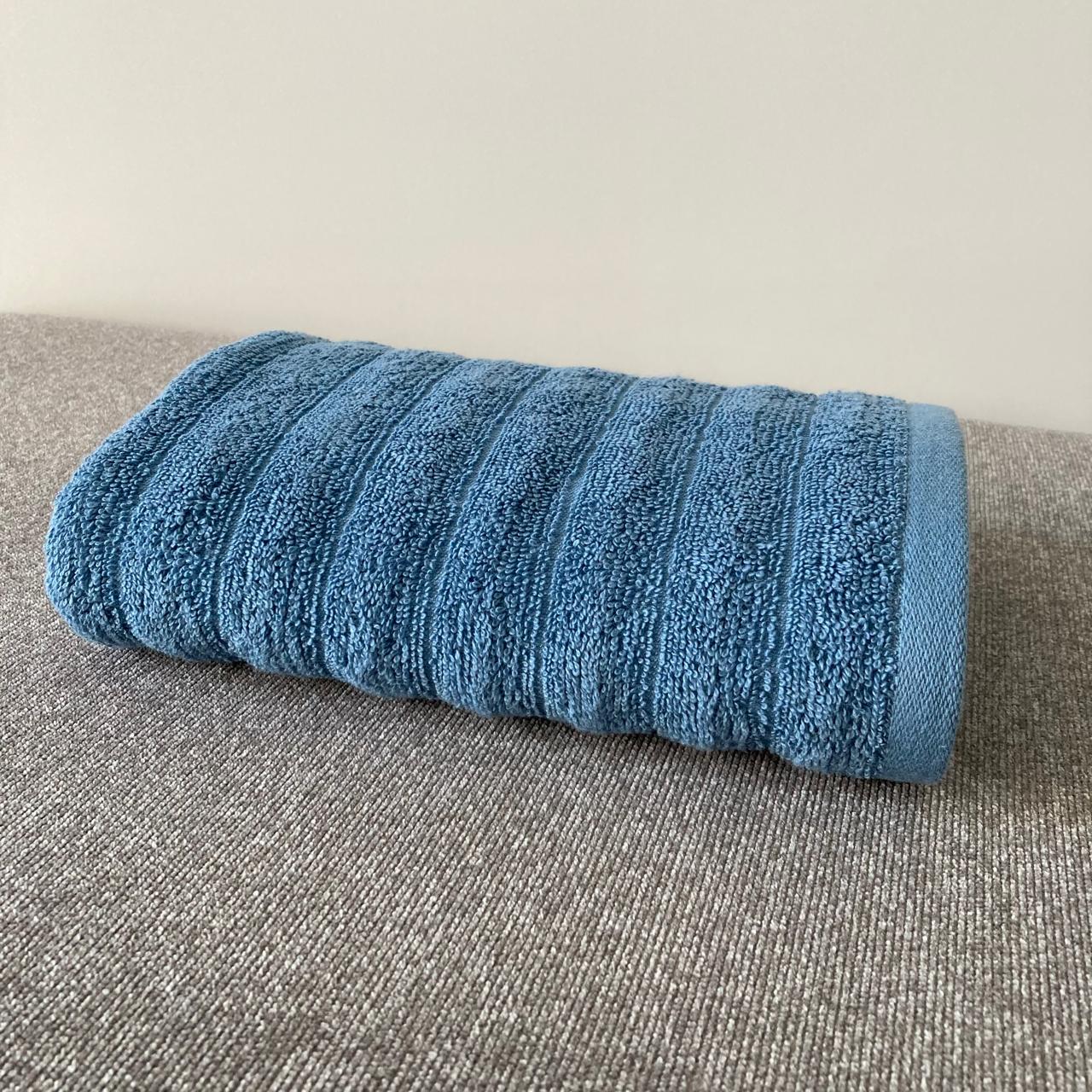 Body towel 100% cotton - Double stitching - 450 GSM - Waves design - Size 70x140 CM - Barcode 4860122510315