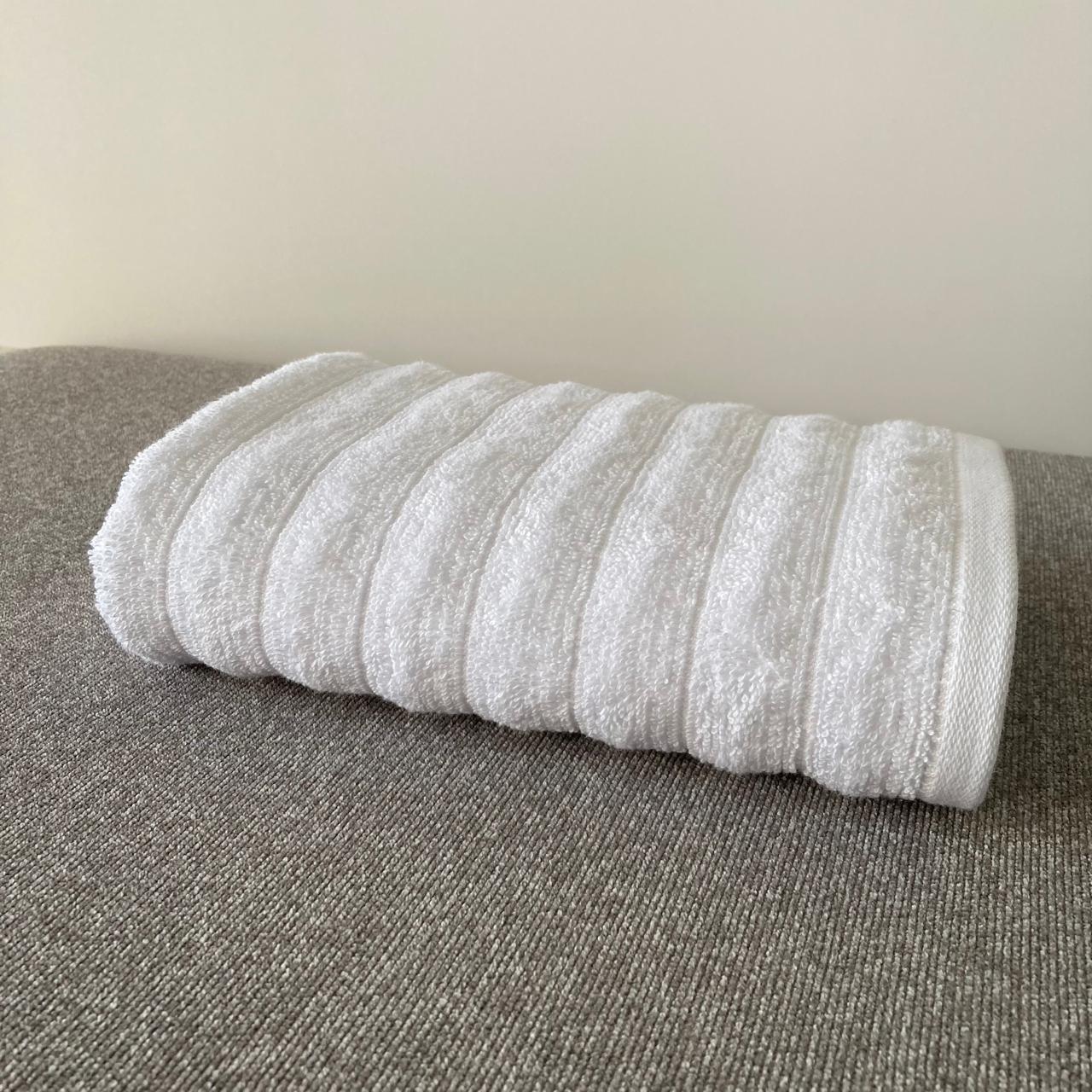 Body towel 100% cotton - Double stitching - 450 GSM - Waves design - Size 70x140 CM - Barcode 4860122510315